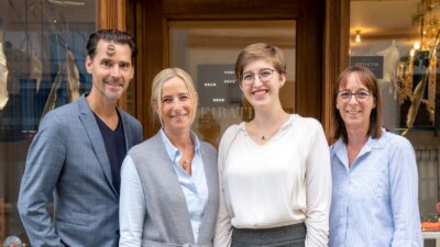 _A733119-kleiner Die Familie Weirather in Hohenems vor Juweliergeschäft